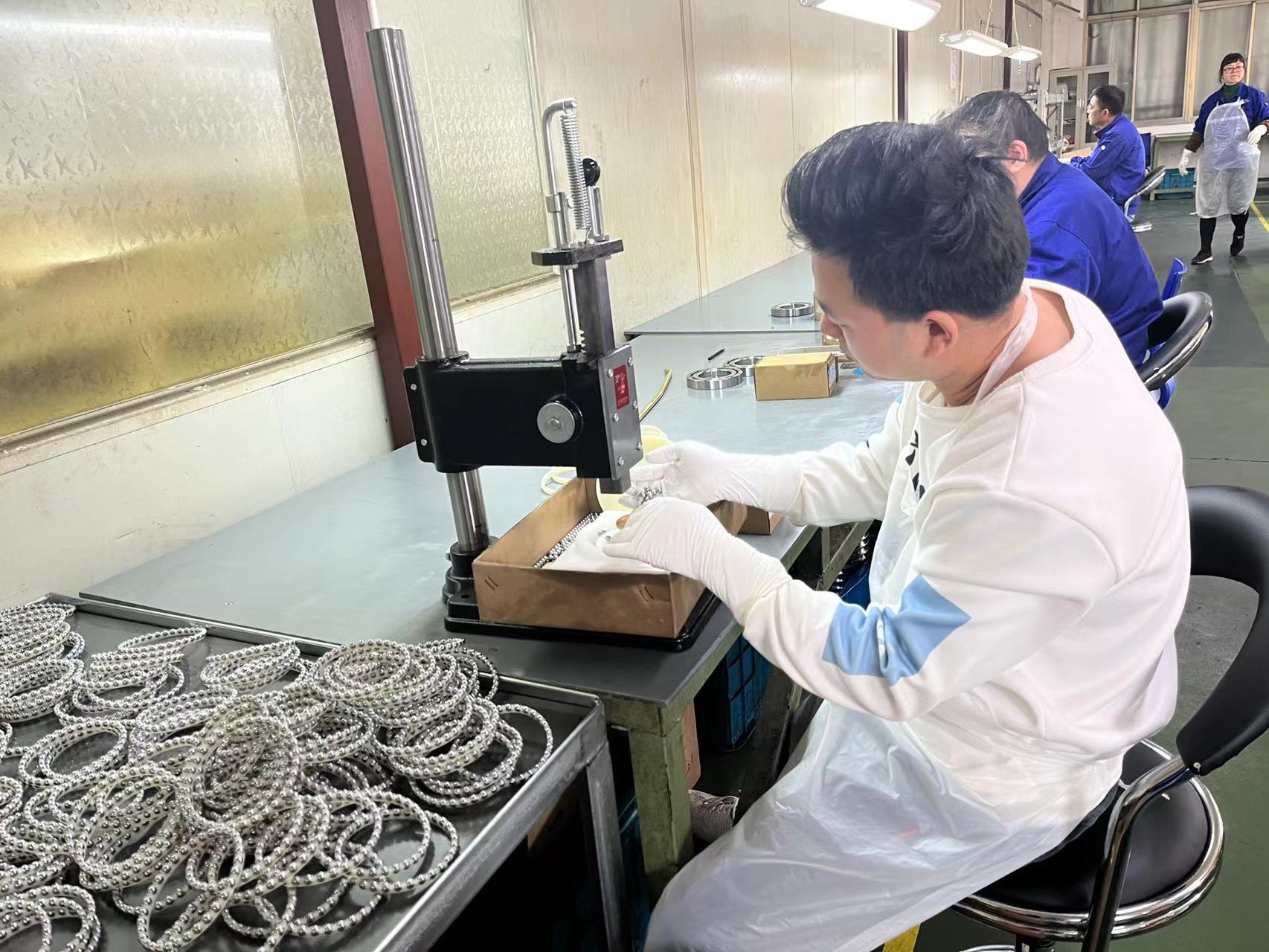 如何判斷角接觸精密軸承能否繼續(xù)使用？