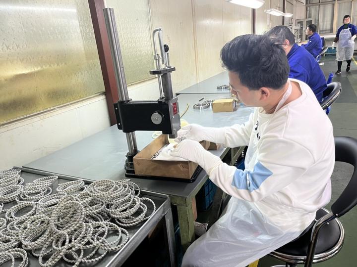 工業(yè)機器人使用交叉滾子軸承有哪些優(yōu)點？